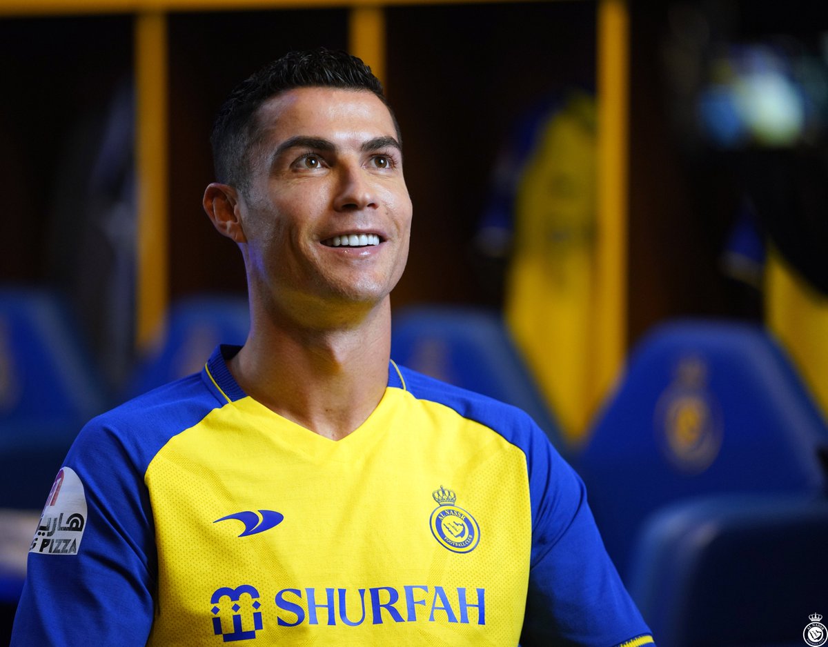 AlNassrFC's tweet photo. بسمته ..؟ 🎼
#HalaRonaldo 💛 https://t.co/n8T0g3IPPe