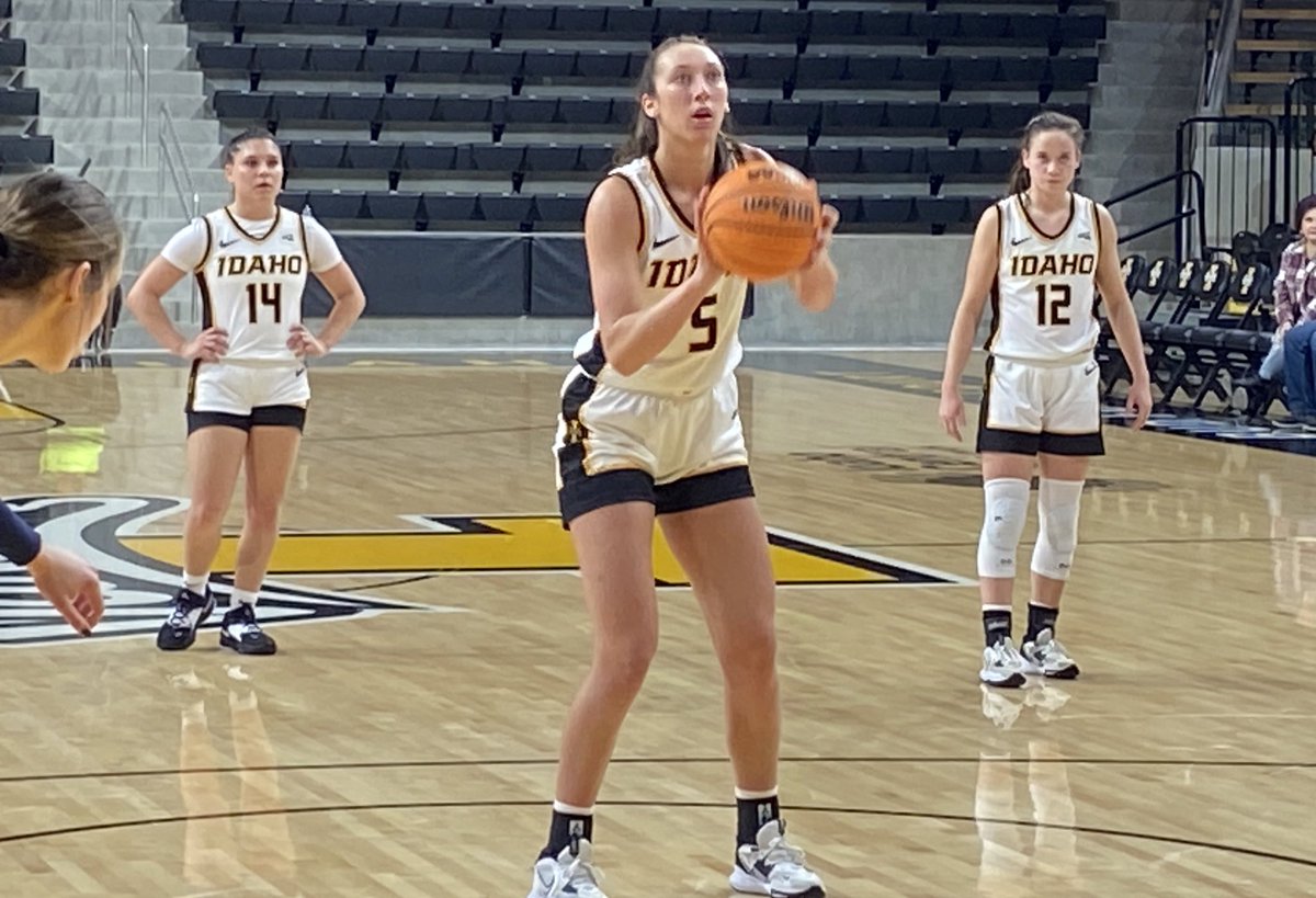 IdahoPubRadio's tweet photo. For the third time this season, @BeyonceBea5 of @VandalsWBB has been named the Big Sky's Women's Basketball Player of the Week. Bea recorded a total of 52 points, 16 rebounds, seven blocked shots and four assists this past week. https://t.co/J16uO1JfUO