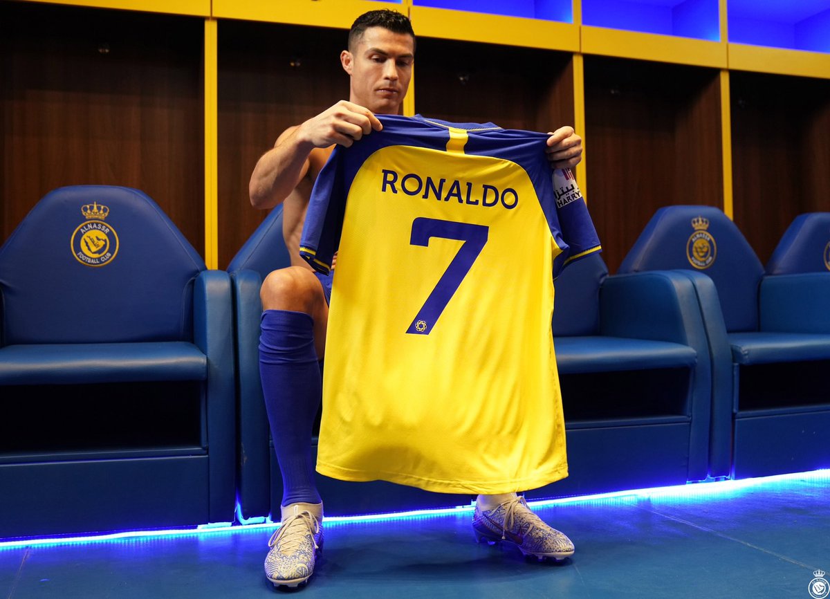 AlNassr FC on Twitter "Yes Cristiano, yellow suits you well! 💛"