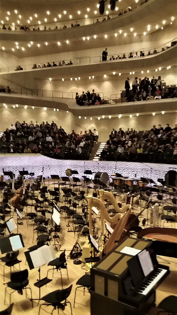 KoelnImi1989's tweet photo. #Neujahrswuensche sollte man sich an jedem Tag des Jahres erfüllen - und manchmal schon am 1. anfangen. 😉 #Neujahrskonzert #Elbphilharmonie
Träume ausleben - so genial!😃 2 h in diesem Konzertsaal in Musik abtauchen auch!😍
#JuliaBullock #AlanGilbert https://t.co/Hju2SATg1u