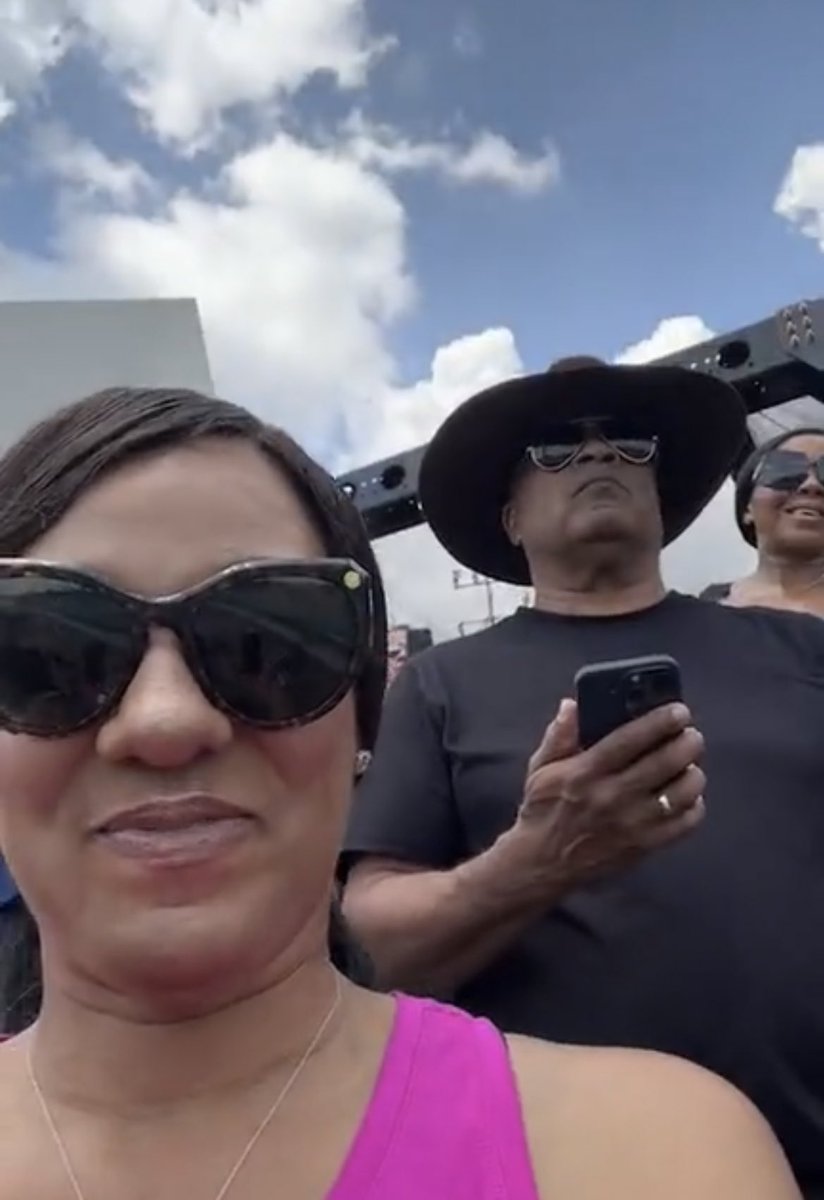 Happy Birthday to a Living Legend <a href="/WillyRibbs/">Willy T. Ribbs</a> 🎂 Coolest Highlight at the  <a href="/f1miami/">F1 Miami Grand Prix</a> GP, learning about the drivers perspective during qualifying, taught by the man with the phone/stopwatch in his hand 🤣 🥂 Wishing You Many More🥂