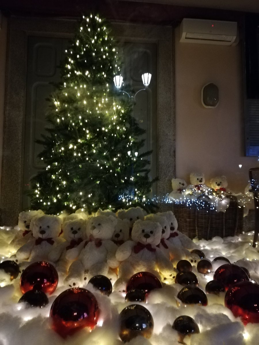 iatcomo's tweet photo. Lakecomo Christmas @ Cernobbio #lakecomo https://t.co/AjiV4fepbx