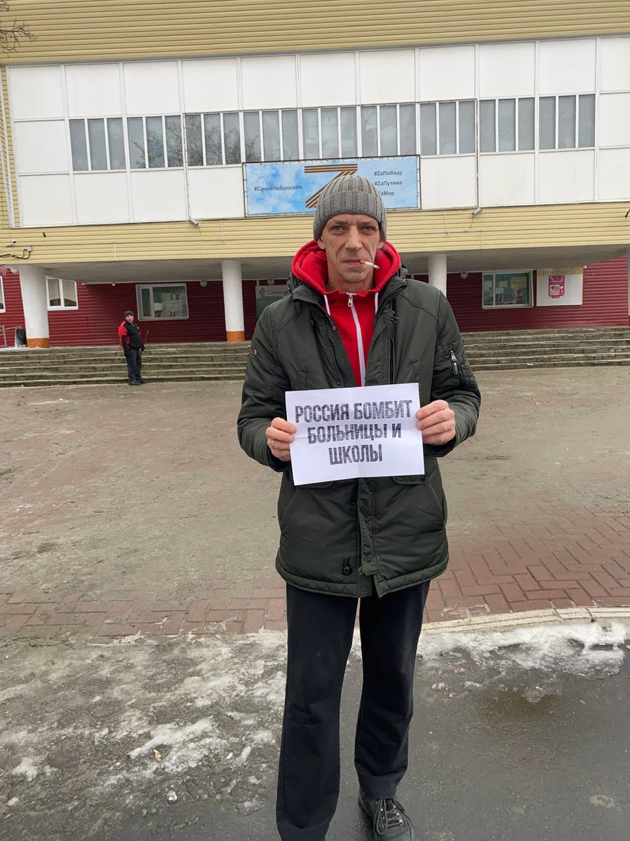 Вышедшего в конце ноября на антивоенный пикет жителя Брянска Руслана Грошева после задержания избили во втором отделе полиции. Об этом ОВД-Инфо сообщила его жена

24live.co/live/Usumo?n=3…
