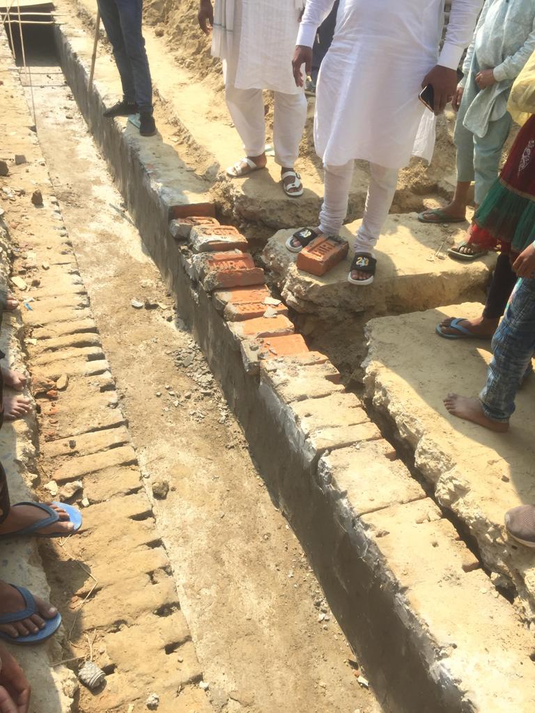 MadniAthar's tweet photo. Dear @DmMadhubani Sir
I would like to draw your kind attention towards newly constructed drain in Khr. Banka south. This drain was completed only 25 days back and within one week, it broke down due to poor material.
kindly, look into the matter and initiate the inquiry process. https://t.co/qii45tfBXL