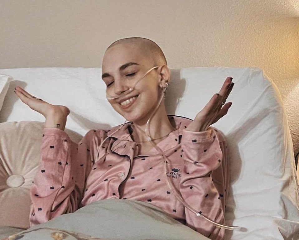 Se marchó con una sonrisa, sin hacer ruido, un ejemplo en todo, solicitando más medios y recursos para investigación de esta maldita enfermedad llamada cáncer, nos has dejado con el corazón roto pero llenos del amor que desprendías… 

Hasta siempre <a href="/elenahuelva02/">elena huelva🎗💐</a> 💖✨