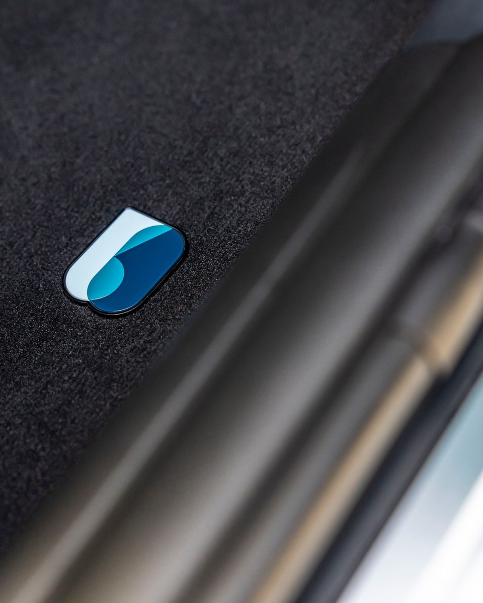 haminigroup's tweet image. Celebrating the 30th anniversary of the MINI Convertible, meet the Seaside Edition, including 18” Pulse Spoke two-tone wheels, edition exclusive Caribbean Aqua exterior paint and unique graphics.

Available to order now with deliveries starting in March 2023.

#MINIConvertible