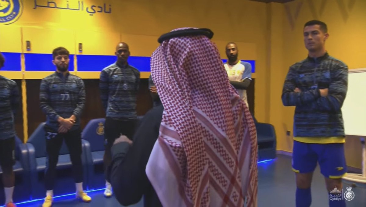 ActuFoot_'s tweet photo. Cristiano Ronaldo rencontre maintenant ses nouveaux coéquipiers. 💙💛 https://t.co/VkDp5bqk7t