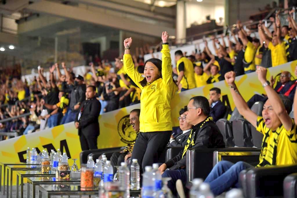 Hannah Yeoh (@hannahyeoh) on Twitter photo Bersama 65,147 penyokong Harimau Malaya yang hadir menyokong pasukan negara Malaysia melawan Singapore. Kehadiran dan sokongan yang padu! Tahniah <a href="/FAM_Malaysia/">FA Malaysia</a>. Saya tak boleh tidur malam ini kerana terlalu gembira. #DemiMalaysia Bersama 65,147 penyokong Harimau Malaya yang hadir menyokong pasukan negara Malaysia melawan Singapore. Kehadiran dan sokongan yang padu! Tahniah <a href="/FAM_Malaysia/">FA Malaysia</a>. Saya tak boleh tidur malam ini kerana terlalu gembira. #DemiMalaysia