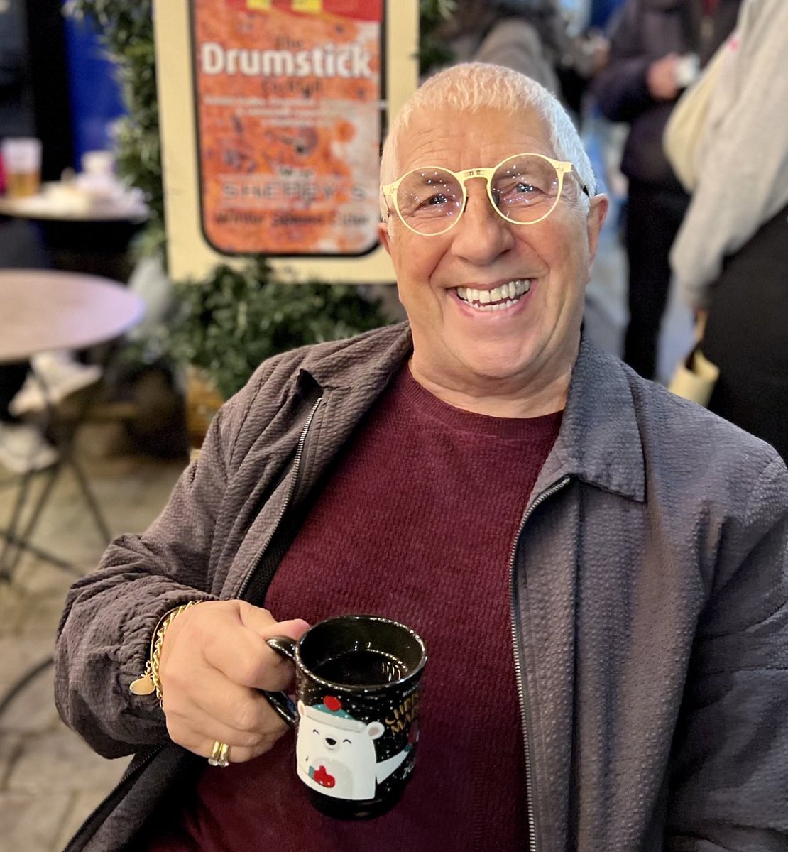 PeteCityPrice's tweet photo. @LindaMcDermott_ I with the Lady her self tonight at 11 o’clock talk about my trip to #NewYork ,#panto misfortunes @CarrasNYC Bar , Funny Girl , @MariahCarey so much. Join us #RadioMerseyside at 11 https://t.co/ZicVtam0Hw