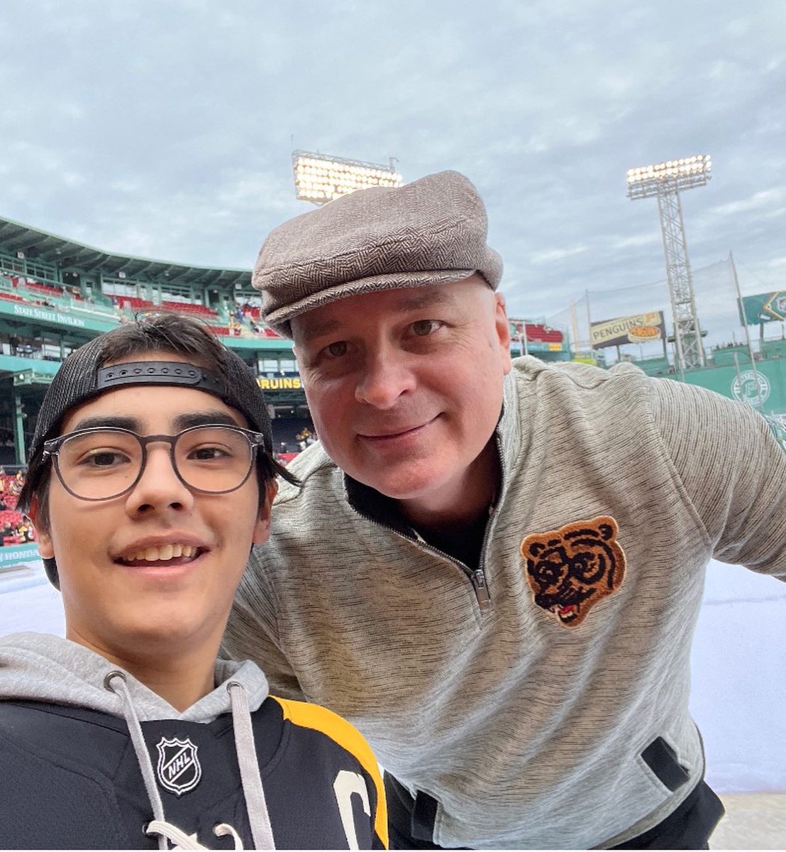 sarah_wallace's tweet photo. Enjoyed the Winter Classic with my son! Thanks @NHLBruins &amp; @penguins  and coach Montgomery for the selfie! https://t.co/PubawI9t9H