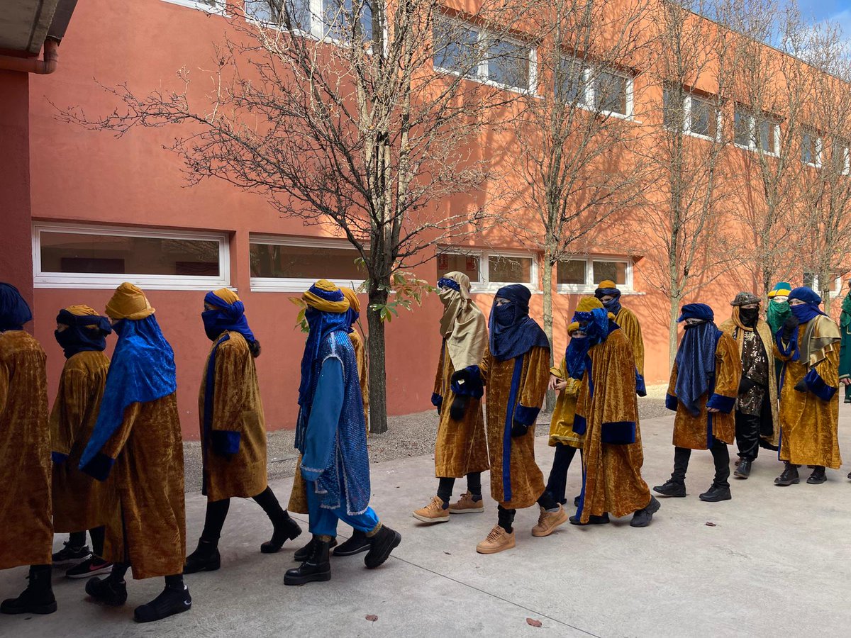 lluisguino's tweet photo. Els #patgesreials #Besalú han visitat aquest matí als residents del centre Edat3Besalú, tot preparant l'arribada dels #Reis dijous vinent. Emoció i il·lusió per tothom. Els reis de tothom! @Aj_Besalu @vaneduranb @German_mas @joaquimgrau77 https://t.co/SWiLzTWopv