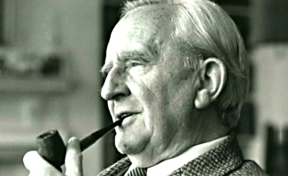 WorldsLiterary's tweet photo. El 3 de enero, pero de 1892 Nacía John Ronald Reuel Tolkien, mejor conocido en el mundo de la literatura como J. R. R. Tolkien. Fue un escritor, poeta, filólogo, lingüista y profesor universitario británico , autor de 'El Hobbit' y 'El Señor de los Anillos' #JRRTolkien https://t.co/uYYwFVJWl7
