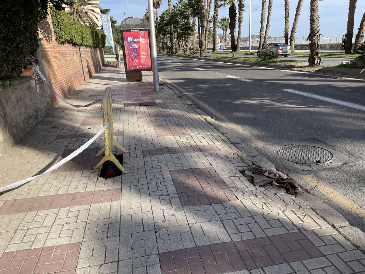 luisggcc's tweet image. ¿Hasta cuando va a estar este hueco sin reparar en Paseo Marítimo Pablo Ruiz Picasso 23? Ya lleva más de 1 mes. @malaga @pacodelatorrep @DiarioSUR