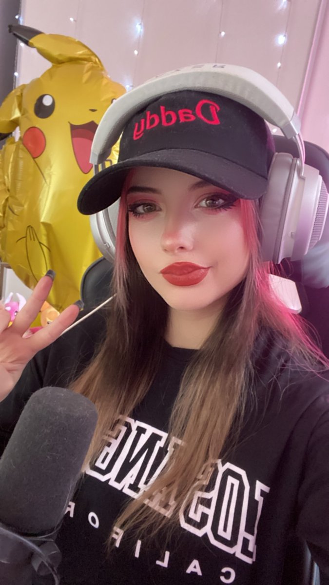 latinashot.30K on Twitter: "RT @JuliaaBurch: Live !! https://twitch.tv/juliaburch"