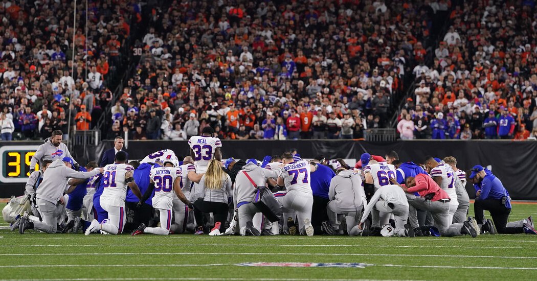 HeadAndBrain's tweet photo. N.F.L. Faces New Injury Crisis With Hamlin’s Collapse https://t.co/0brLeaghwd - Pro football has never been more popular, but the collapse of Damar Hamlin during a prime-time game was a reminder of the sport’s inherent risk.
#NFLrisks #NFLissues #NFLconcerns https://t.co/4FRJsLs0au