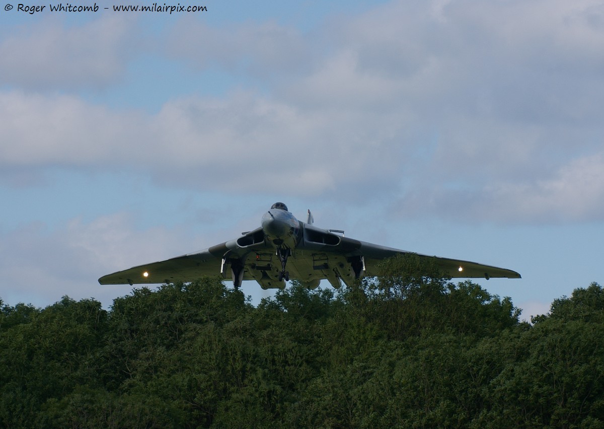 milairpix's tweet image. Evening all   😃

Avro Vulcan XH558 landing at Bruntingthorpe

#TwitterVForce @vulcantothesky