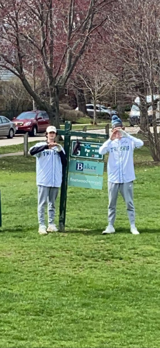 Rob_BFKNFIG's tweet photo. @TommyFleetwood1 Way.  Bad pic, but on the left at our local (Canal Shores) golf course in Wilmette Illinois.  He gets tons of pic when you are on the leader board.  Best of luck in 2023 - we are rooting for you! https://t.co/PJ0xy4npf1
