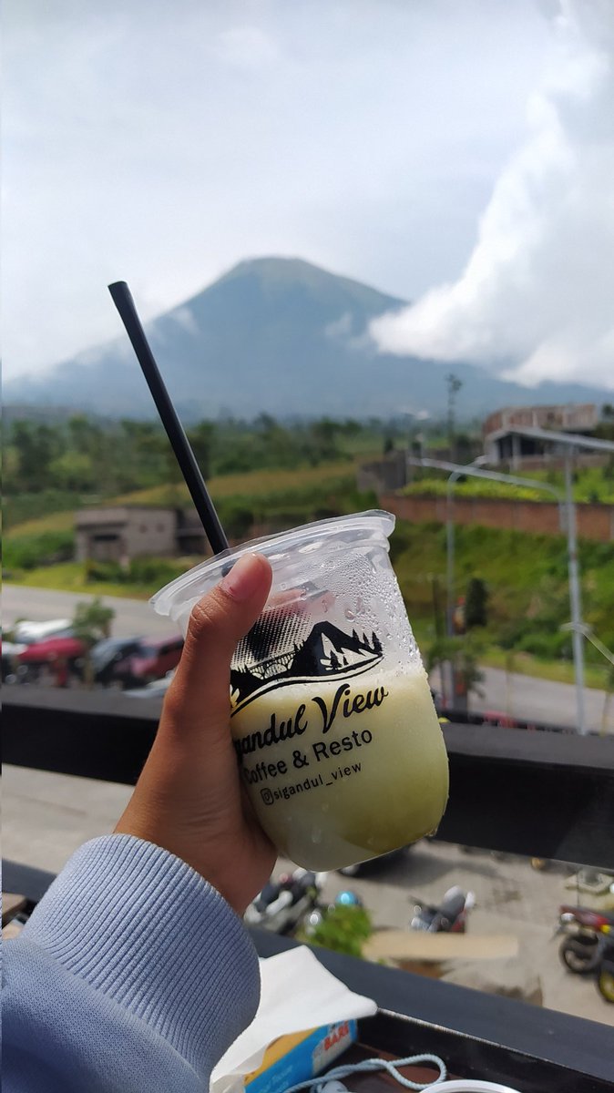 __srlstr's tweet photo. proud of myself, yg bisa motoran sendiri sampe sini, ya emang deket si tp pencapaian wkwk, walaupun pulang2 menerjang hujan https://t.co/vzO2lhuspP