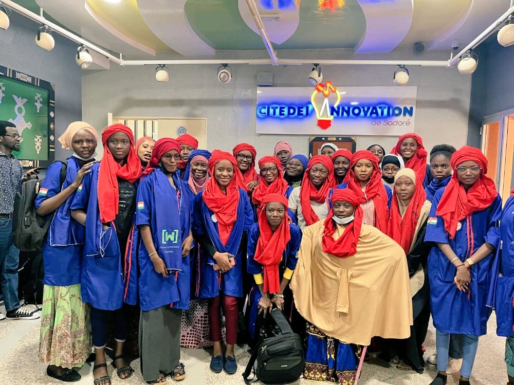 FadimaMahamado1's tweet image. Les filles africaines peuvent coder 💻🖥💻💻
#AGCCI 
#devfest2022 
@CodeLoccol