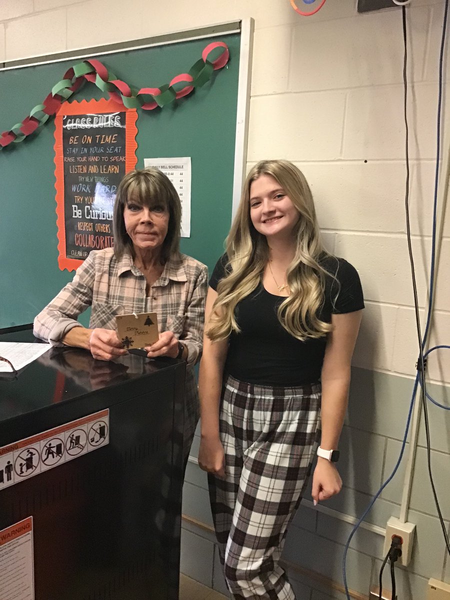MMS_Colts's tweet photo. 8th Grader STEM students were given the task of choosing a staff member to design a Christmas gift for, using some type of STEM tool that they had used this school year.  

The results were great &amp; the teachers were so thankful! More pics are available on our Facebook page. https://t.co/aLl48NwYb6