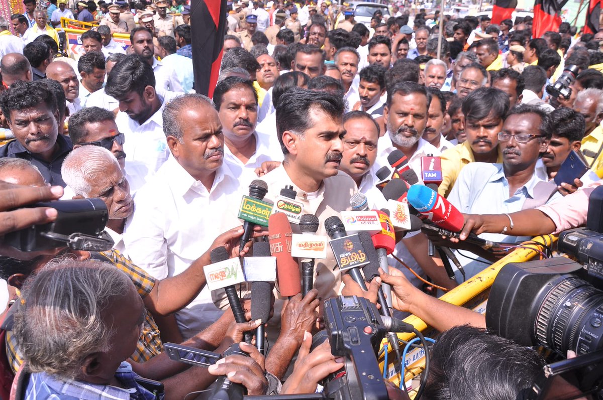 duraivaikooffl's tweet photo. ஆங்கில ஏகாதிபத்தியத்திற்கு எதிராக போராடிய சுதந்திரப் போராட்ட வீரர் மாமன்னர் வீரபாண்டிய கட்டபொம்மனின் 264 ஆவது பிறந்த தினமான இன்று, மதுரையில் உள்ள அவருடைய திருவுருவ சிலைக்கு மாலை அணிவித்து மரியாதை செலுத்தினேன். https://t.co/XBi9zDUqgu