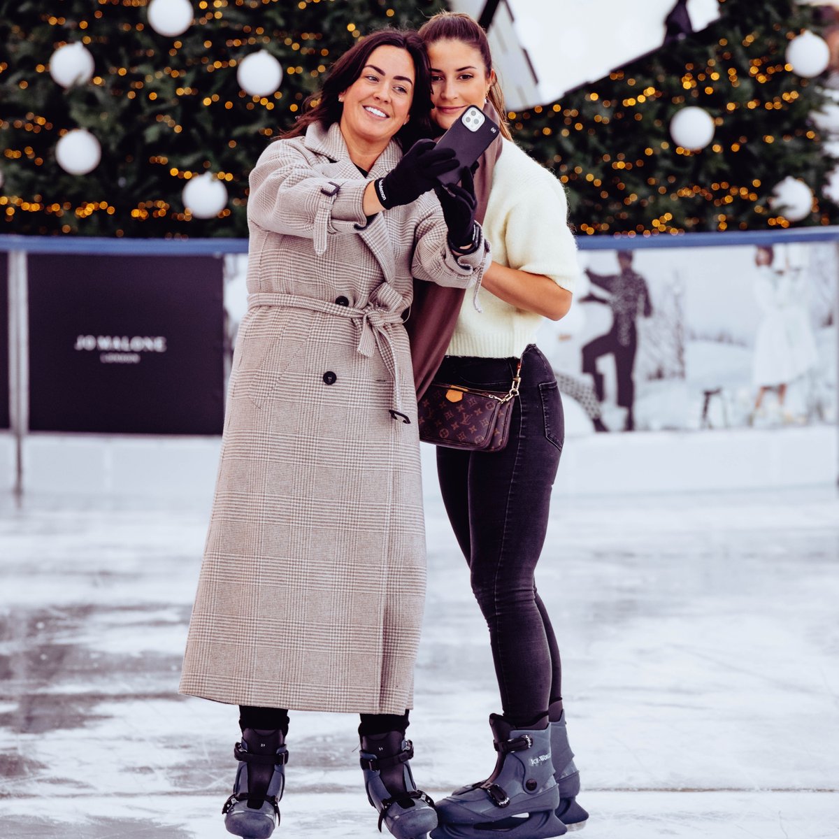 BatterseaPwrStn's tweet photo. Fancy a bit of aprรจs-skate? Snap up some of the last tickets to @glideatbps before 8th January and visit The Glass House for a pre or post skate tipple before the season is out โธ๏ธ
Plan your visit > https://t.co/YxEGZCzfl5
#BatterseaPowerStation #FestiveFun #GlideAtBPS https://t.co/6s8X80xlmX