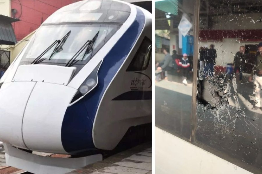 anupam_mallik's tweet photo. পশ্চিমবঙ্গে ফের হামলার শিকার #VandeBharatExpress এবার নিউ জলপাই গুড়ি #NJP স্টেশনে ঢোকার আগে। লজ্জা! #KickOutTMC https://t.co/1R0sBkNejE