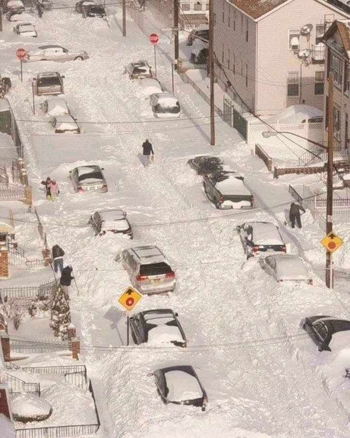 Yon_Yonson71's tweet photo. Questo è il corso principale di Zagarolo, foto scattata oggi dal balcone di casa mia.
Ma quale cambiamento climatico?
Tutta un'invenzione del mainstream.
E voi ci cascate sempre.
Allocchi. https://t.co/K1S2eCDHhK