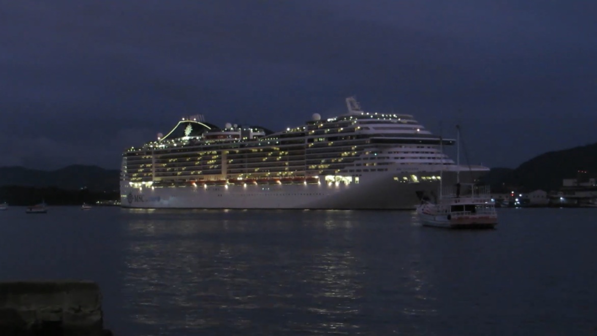 CanalDoPorto's tweet photo. No blog: MSC Fantasia partindo pro cruzeiro de Reveillon em Santos (29/12/22) https://t.co/g4FKw8dBad https://t.co/JCUiYd1UOr