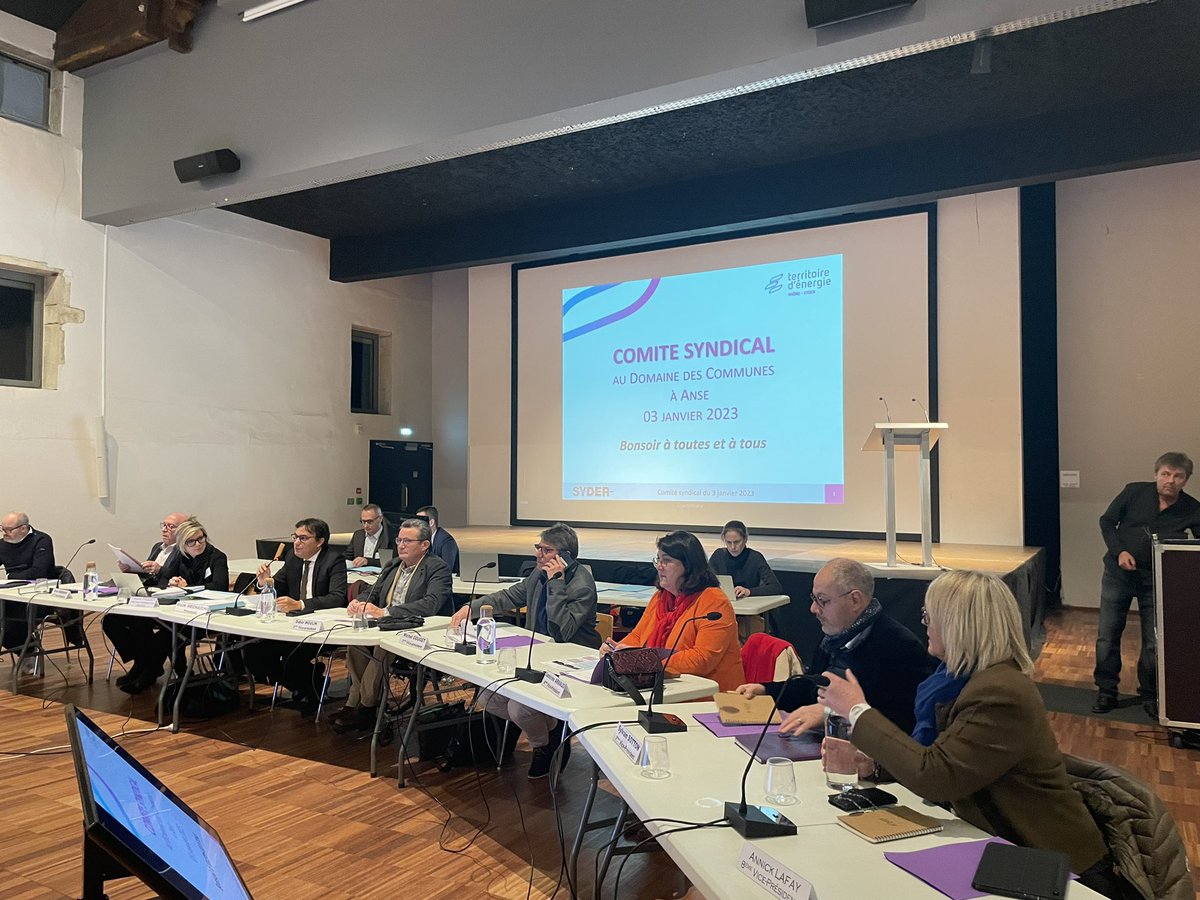 SYDERhone's tweet photo. [#comitésyndical] [#endirect]
🔴 Le 1️⃣er comité syndical du SYDER de l’année 2️⃣0️⃣2️⃣3️⃣  vient de débuter. 
🔸Approbation des Budgets Primitifs 💰2️⃣0️⃣2️⃣3️⃣
🔸 Divers points financiers 💶 et budgétaires 📈
🔸 Transfert ➡️ de nouvelles compétences : IRVE 🚗🔌 et production de chaleur https://t.co/hPqouP8uHD
