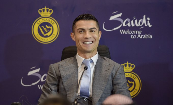 VSportsTM's tweet photo. "Muchos clubes en Europa, Brasil y Portugal buscaron contratarme. Quise venir aquí para ayudar a desarrollar el fútbol del país y también otros aspectos. Mi contrato es único porque soy un jugador único".

✍️Cristiano Ronaldo, en su presentación como futbolista de Al-Nassr 🇸🇦. https://t.co/YBYpSU1EGx