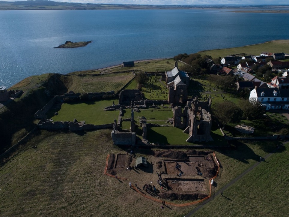 In our new #podcast archeologist <a href="/DavidPetts1/">David Petts</a> @archdurham explains how central fishing has been to the island and islanders for thousands of years and a threat to fishing is a threat to the community bit.ly/3Z8lMEp
Pls share #savetheholyislandfishermen
Photo: DigVentures