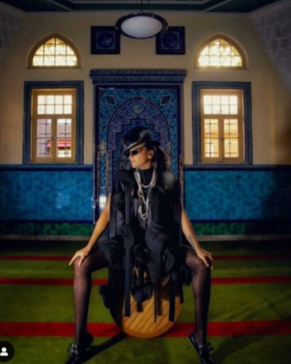 1901 yılında Sabetay Osman Hamdi 'Mihrap' isimli tabloyu yapmıştı. Yıl 2023 oldu piyasaya Simavi, Kavrakoğlu, Beyazıt Ailesi üzerinden Osman Hamdi'nin akrabası Eda Taşpınar benzer pozla çıktı. 

Ne güzel demişler, 'Katran kaynamayla olur mu şeker
cinsine ettiğim cinsine çeker'