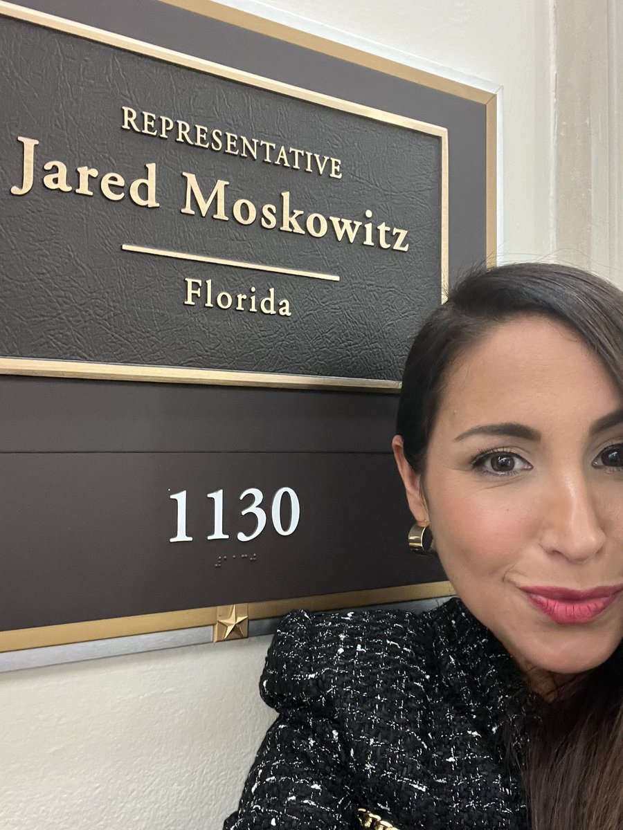 PComiter's tweet image. Welcome to the 118th Congress, @JaredEMoskowitz ! You fought to pass gun safety legislation as a @flapol legislator and now you’ll create it on the federal level! As a @MomsDemand volunteer and a friend, so@grateful to be here with you #EndGunViolence. @Everytown