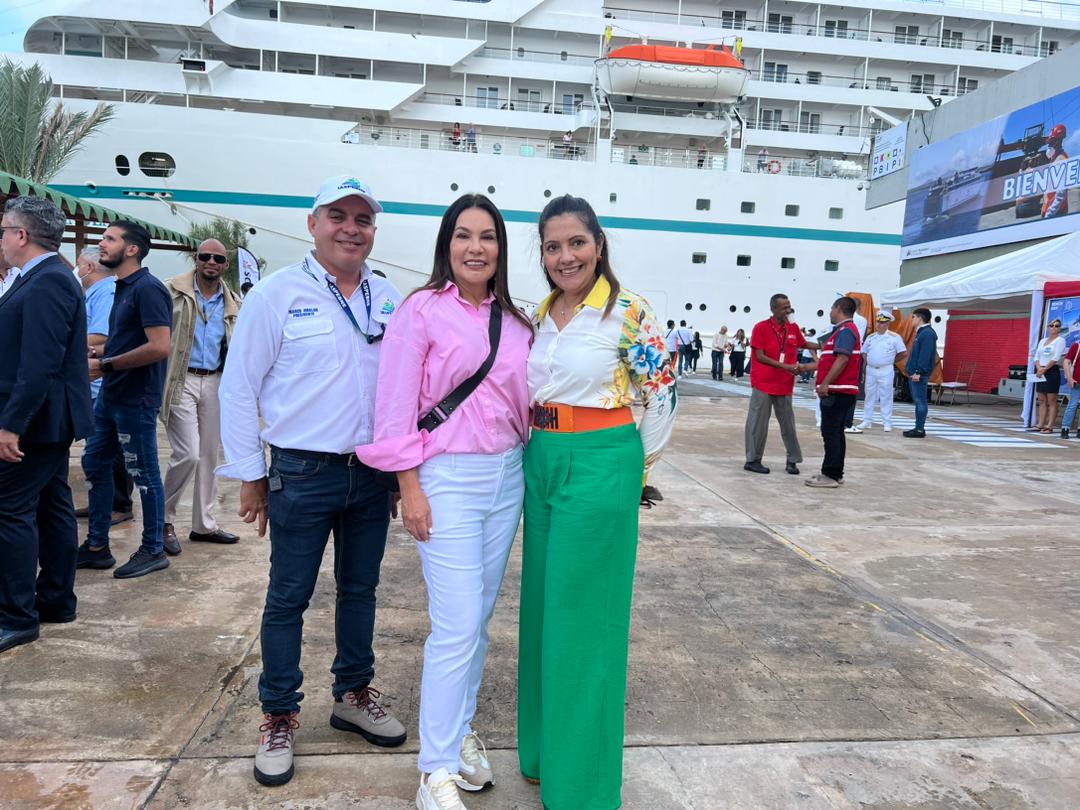 PLVenezuela's tweet photo. #Fiesta en #IslaMargarita, 🇻🇪
Después de 1️⃣5️⃣ @ños arribó el crucero alemán MS Amadea con turistas #europeos q vinieron a disfrutar de las cristalinas H2O y bellos paisajes caribeños.
#Venezuela #reimpulsa el #turismo
⛴️💞🌟🥁👏💐🎊 https://t.co/qqw6oU3wfm