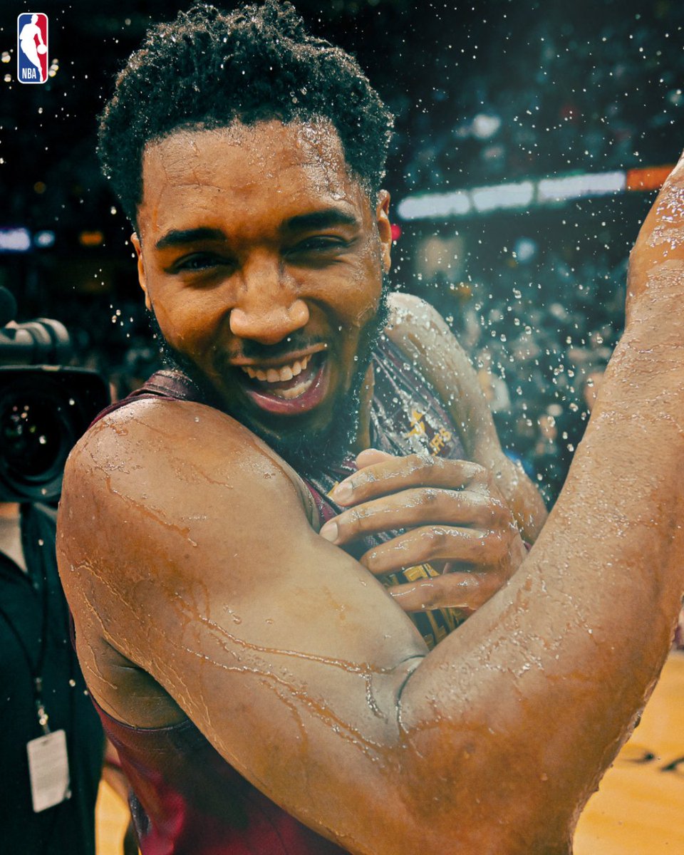 NBAArabic's tweet image. دونوفان ميتشل أصبح أول لاعب في تاريخ الـ NBA يسجل 70+ نقطة و10+ تمريرة حاسمة في مباراة واحدة! 🕷️💥

#Spida | #LetEmKnow