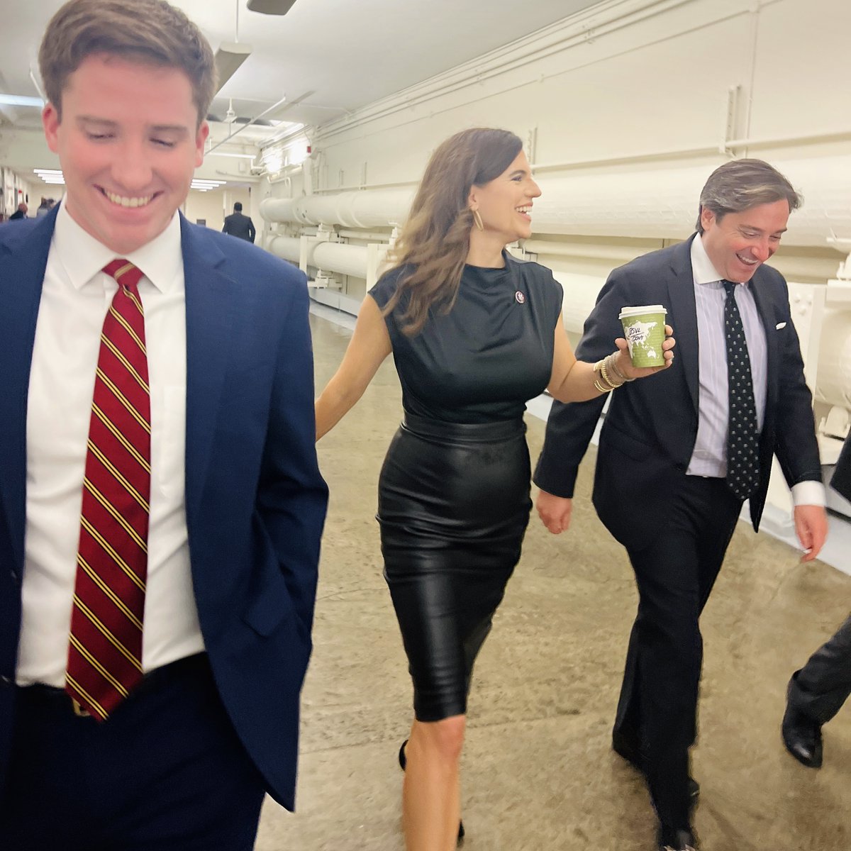 FlkO6N6WIAEASGq?format=jpg&name=medium