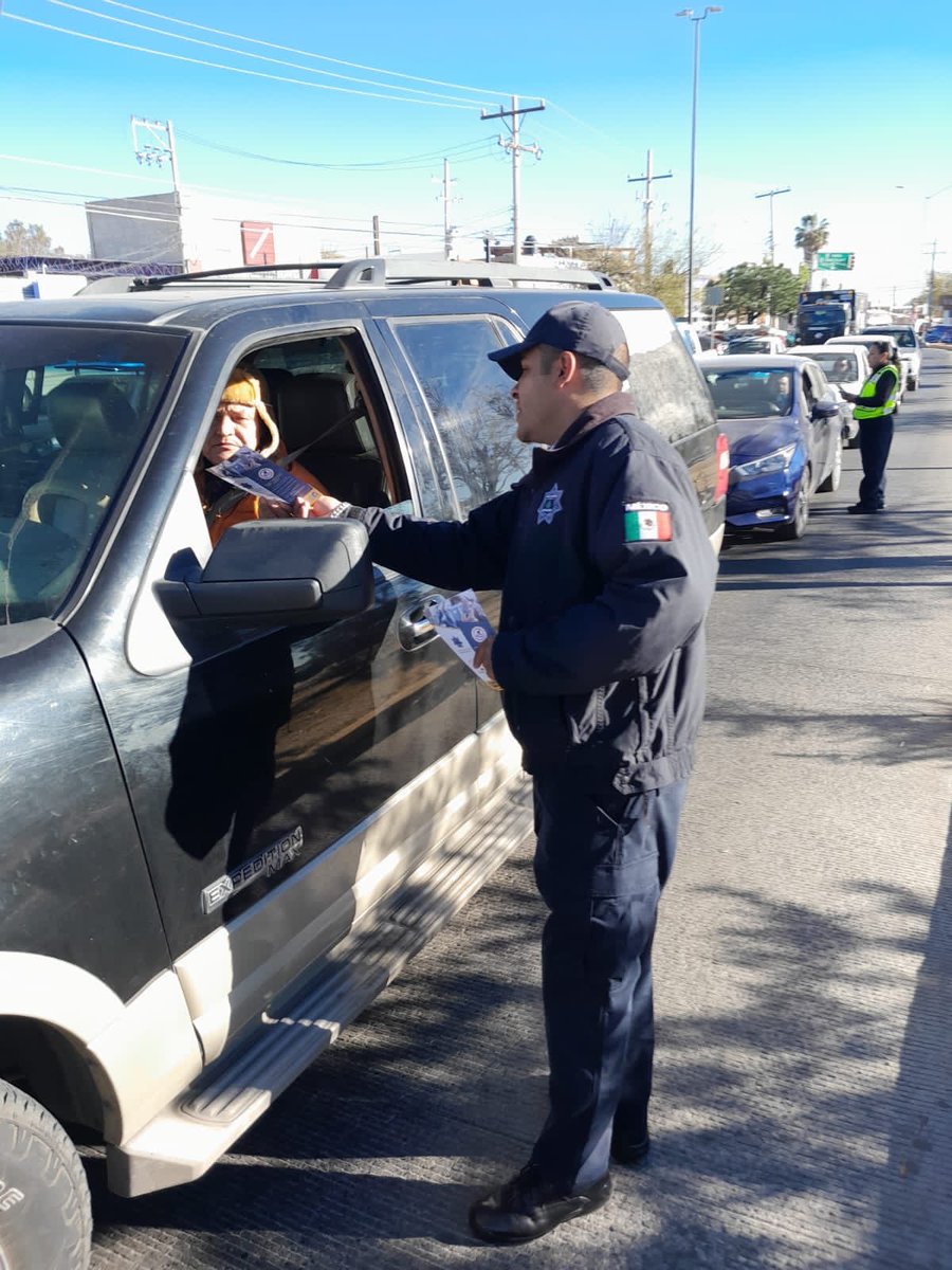 DMSPDGO's tweet photo. Continúa campaña de concientización #ConduzcaSinRedes 📲🚫 por la seguridad de los conductores y personas de transitan en nuestra ciudad. #CasaSegura #ContigoDurango ✅🏡 https://t.co/BCSo2Dnshx
