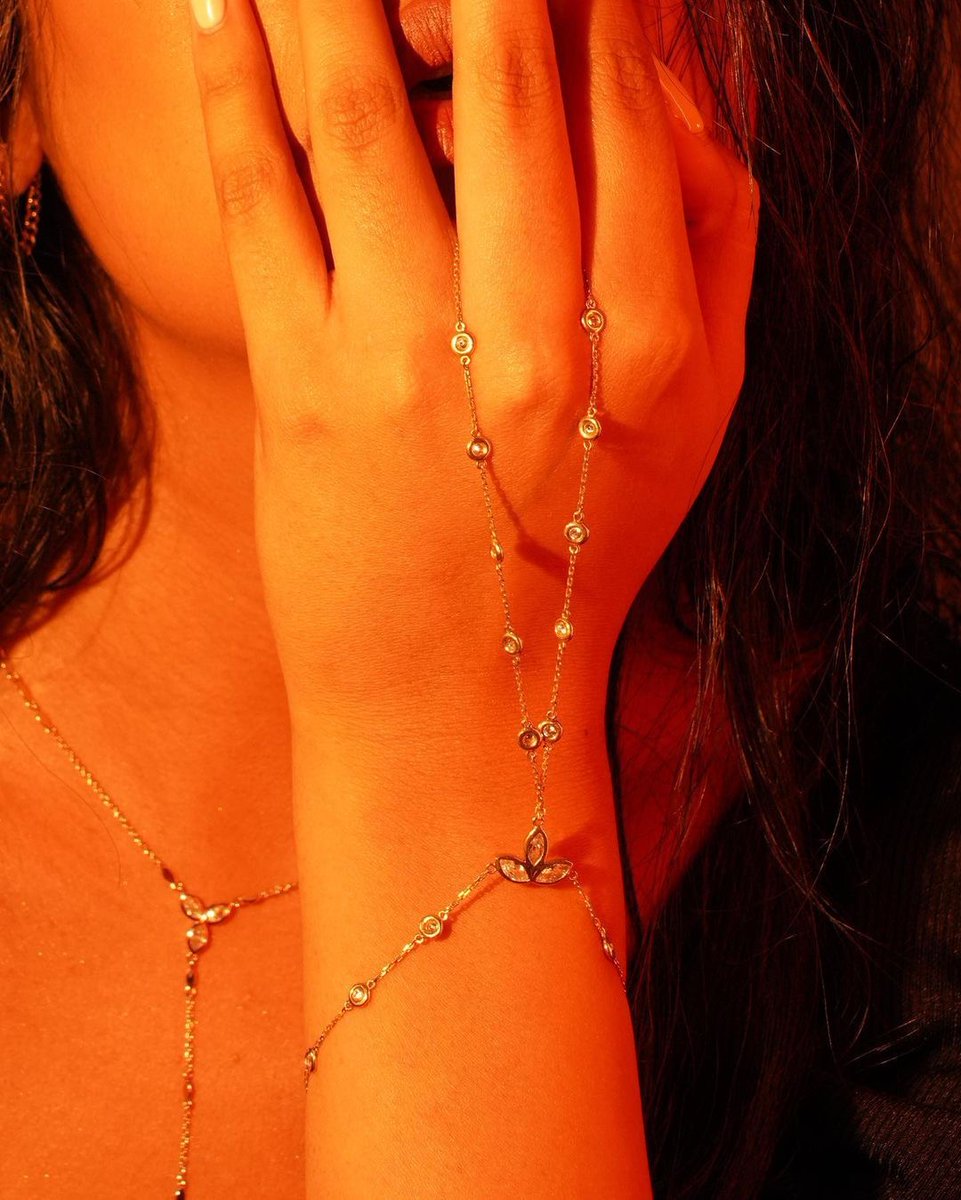 gemaeeuae's tweet image. One creation, infinite inspiration. Presenting an exquisite grandeur to be worn with twice the flawlessness of its existence
.
.
.
.
.
.
.
.
.
.
.
.
#enticingofficial #bodychain #bodyjewelry #boldjewelry #jewelrylover #jewelry #goldjewelry #dubaijewelry #classicjewelry