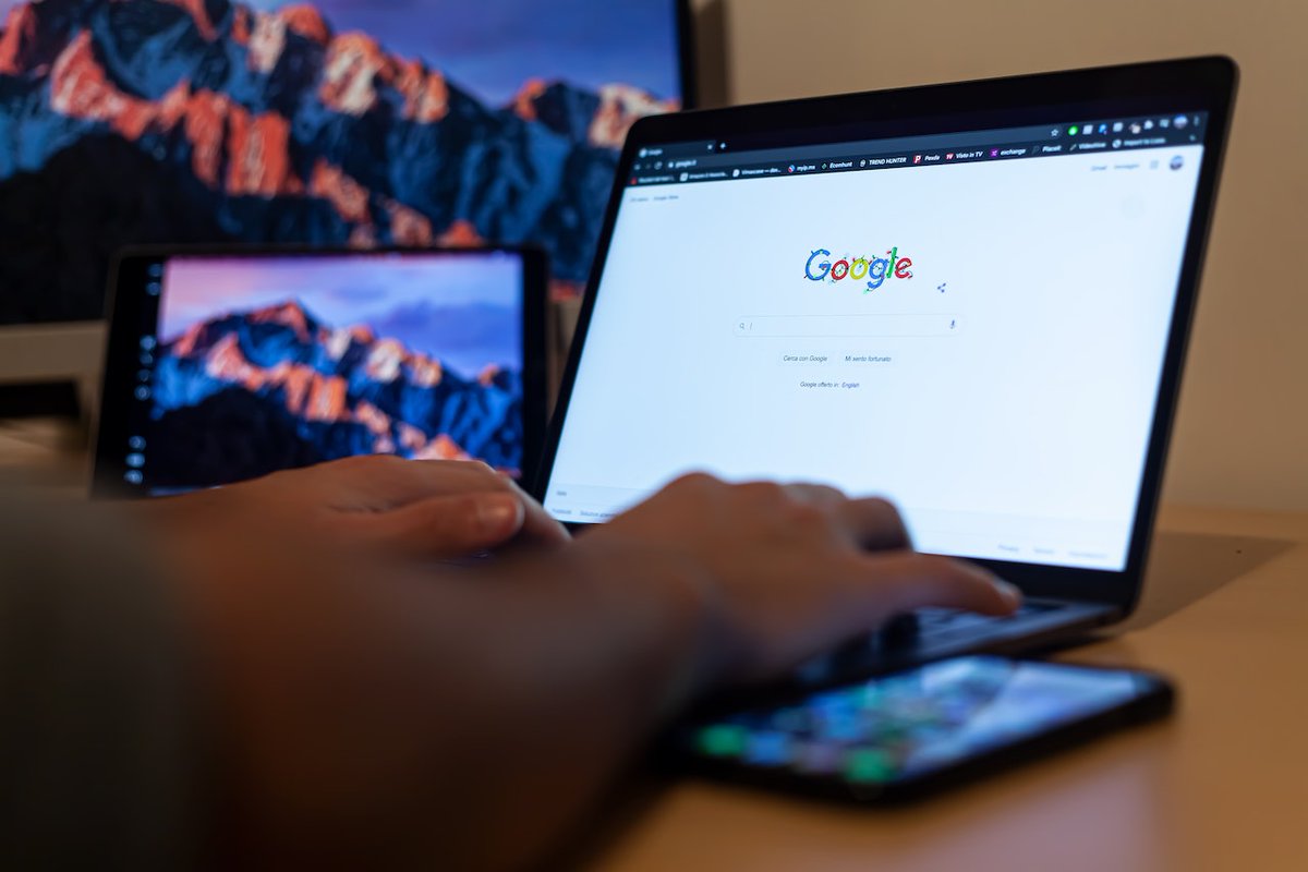 InteraccionNews's tweet photo. @Google está probando una nueva función llamada "Buscar en #video" que permitirá a los usuarios encontrar contenido específico dentro de un clip y obtener directamente las partes  donde se encuentra dicho contenido. 🤯📽️🔎

#InteracciónDigital #Google #Buscado #Tecnología #Tecno https://t.co/izn4YSjOYX