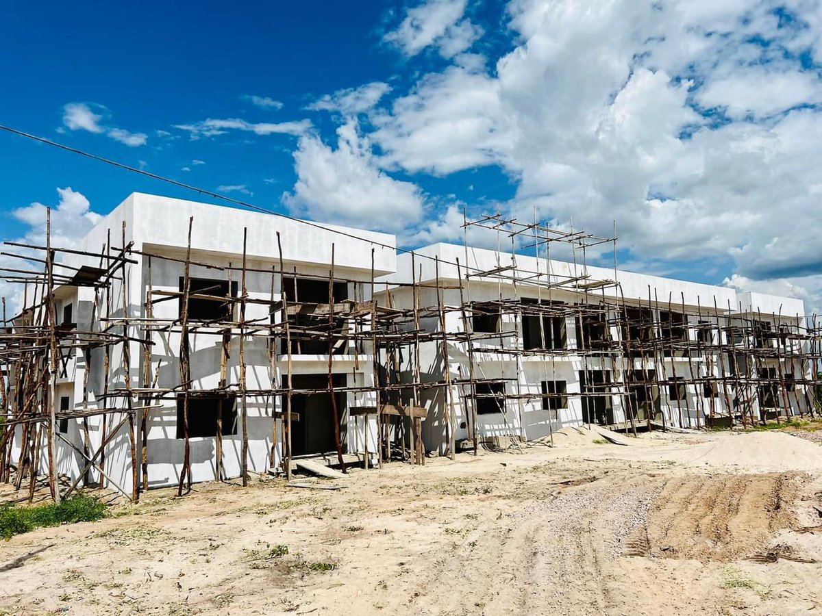 MAT_GOV_AO's tweet photo. #Cuando_Cubango

Ministro visita as obras de construção do Complexo Residencial do MAT com 20 apartamentos, no município do Cuito Cuanavale

A obra está a cargo da empresa Sethdallas e tem um nível de execução física de 50% , a sua conclusão está prevista para 2023. 

#Momentos https://t.co/6Hw1D3ZNPT