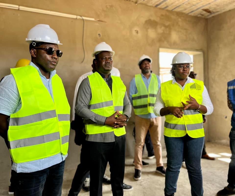 MAT_GOV_AO's tweet photo. #Cuando_Cubango

Ministro visita as obras de construção do Complexo Residencial do MAT com 20 apartamentos, no município do Cuito Cuanavale

A obra está a cargo da empresa Sethdallas e tem um nível de execução física de 50% , a sua conclusão está prevista para 2023. 

#Momentos https://t.co/6Hw1D3ZNPT