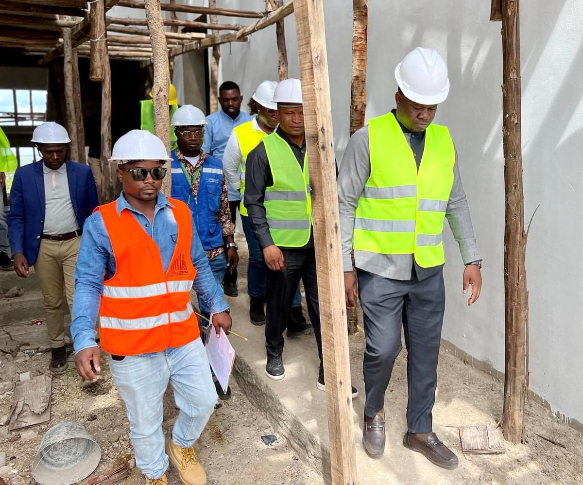 MAT_GOV_AO's tweet photo. #Cuando_Cubango

Ministro visita as obras de construção do Complexo Residencial do MAT com 20 apartamentos, no município do Cuito Cuanavale

A obra está a cargo da empresa Sethdallas e tem um nível de execução física de 50% , a sua conclusão está prevista para 2023. 

#Momentos https://t.co/6Hw1D3ZNPT