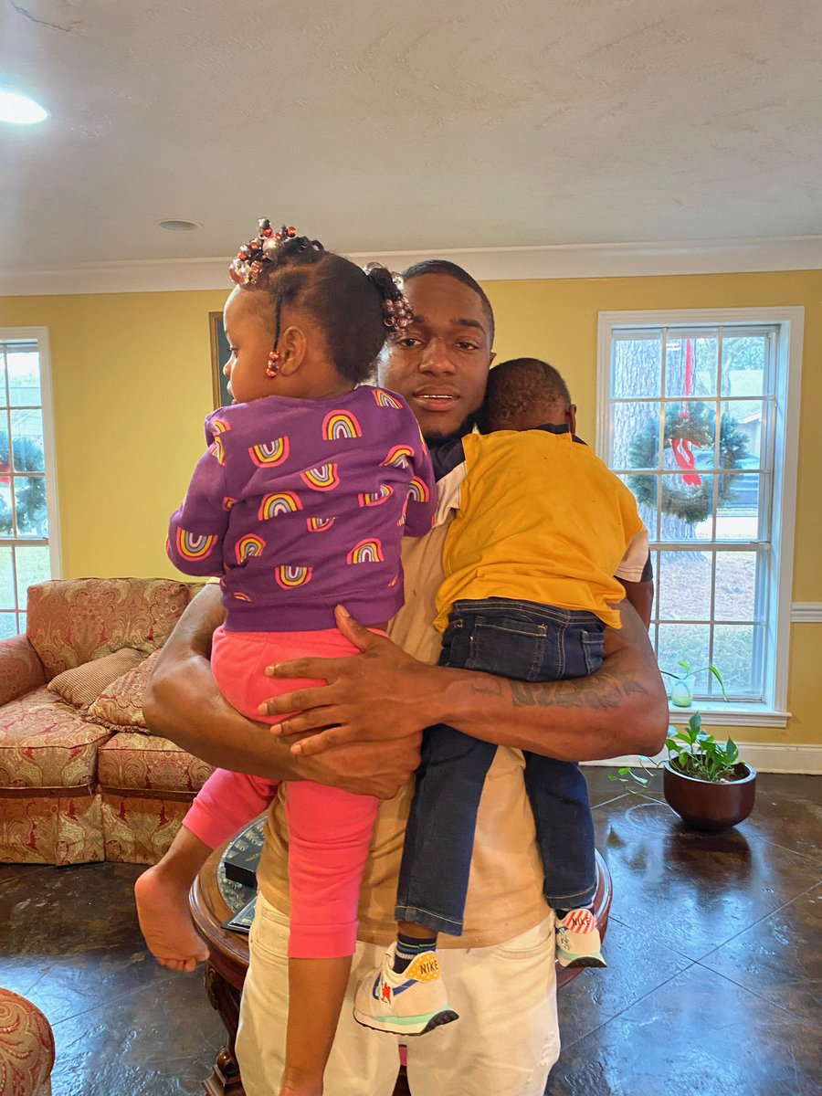 MaisieBrownJxn's tweet photo. On September 25th, 2022, 25-year old Jaylen Lewis and father of two young children, was shot and killed by Capitol Police in Jackson, Mississippi. It has been almost 4 months since the shooting and the family has not received answers from the department or even a police report. https://t.co/FDiQEOhVl1