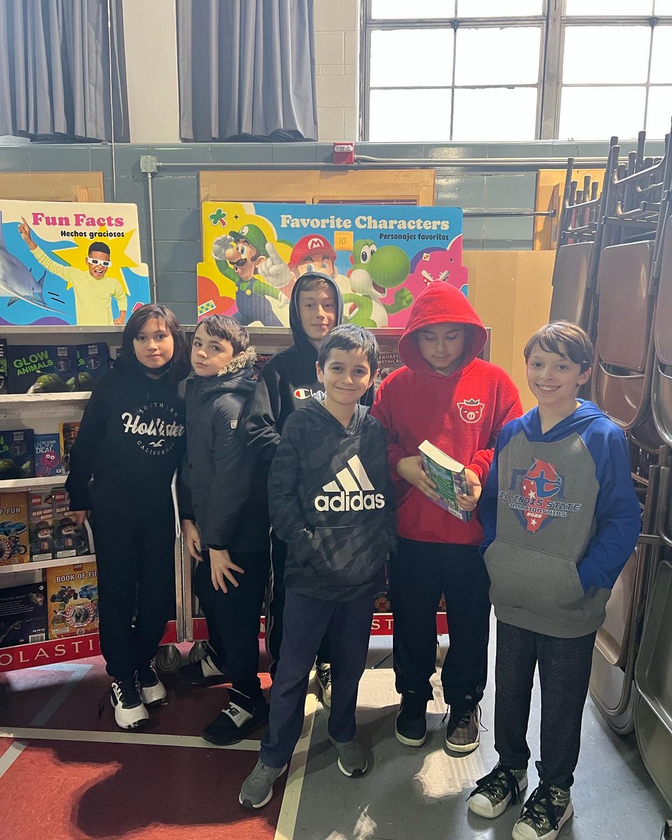 6th grade spending time at the Book Fair a few weeks back😄📚