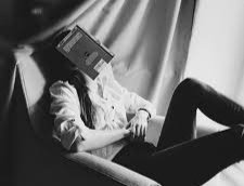 AarTee33's tweet image. आँखों को सब की नींद भी दी ख़्वाब भी दिए,
हम को शुमार करती रही दुश्मनों में #रात..!!

~ शहरयार
#Raat #Shair