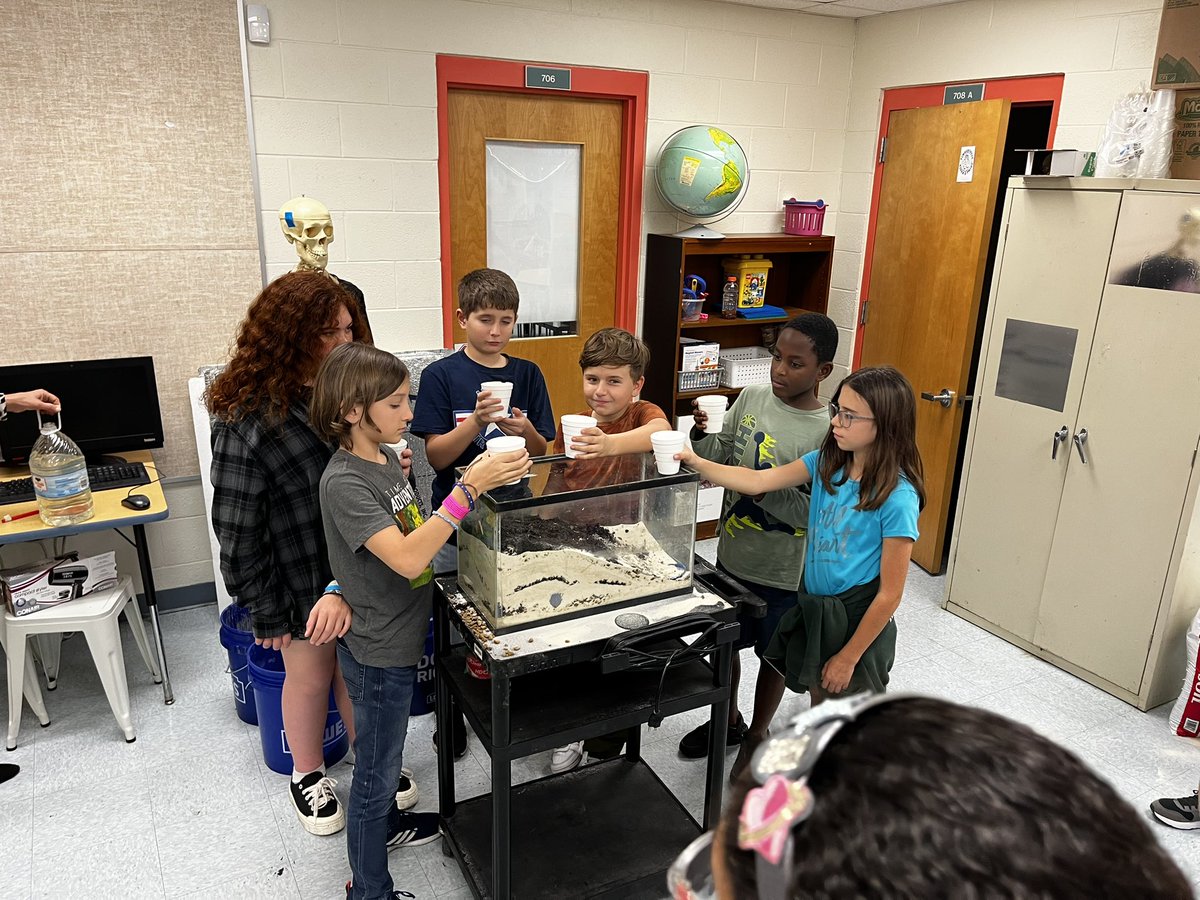 aprshwr22's tweet photo. This afternoon we did a hand on and visual demonstration of what makes up the layers of earth in Florida and how sink holes are formed. Them using that to demonstrate water cycle and an ecosystem. Thank you Ms Hansen for all you do @TimbercrestElem #vcsscientist https://t.co/6Zf7Ra3JAq
