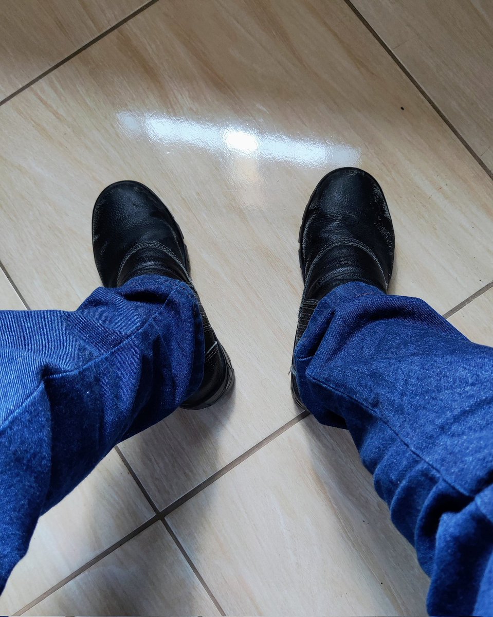Arthur_Bkr's tweet photo. Quem aí curte uma botina de trabalho? Hehe 😜 https://t.co/Z0xSqz8NdG