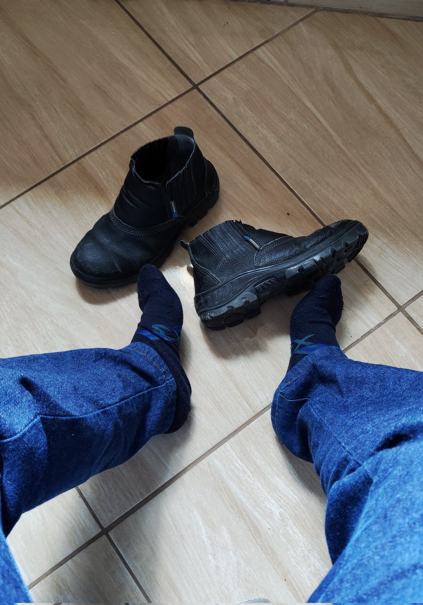 Arthur_Bkr's tweet photo. Quem aí curte uma botina de trabalho? Hehe 😜 https://t.co/Z0xSqz8NdG