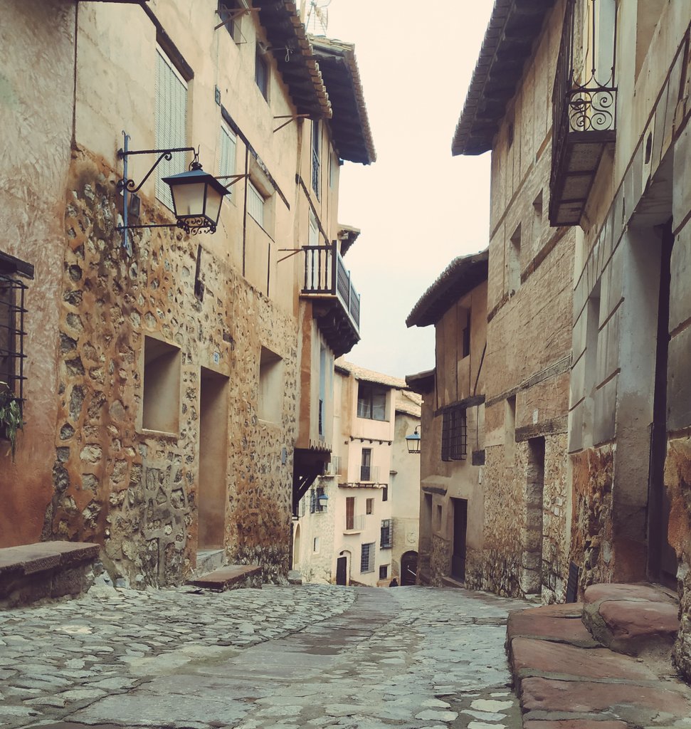 achillida's tweet photo. Calle Azagra #streetoftheday #callesconencanto #urbanismo #arquitectura #piedra #albarracin https://t.co/WO6tMVfEAH